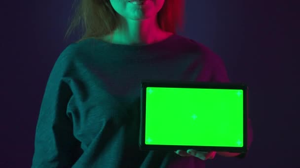 Μια Ταμπλέτα Πράσινη Οθόνη Γυναικείο Χέρι Στούντιο Ροζ Και Πράσινο — Αρχείο Βίντεο