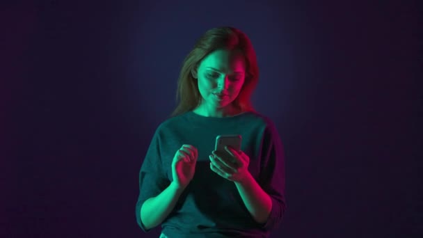 Une Jeune Femme Rousse Tape Message Sur Smartphone Regarde Travers — Video