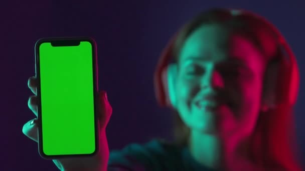 Grön Smartphone Skärm Nära Handen Kvinna Som Bär Röda Trådlösa — Stockvideo