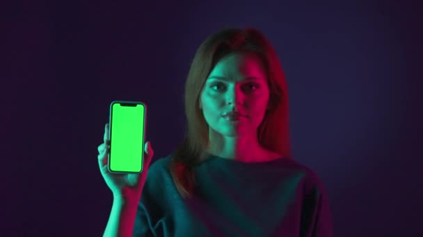 Una Mujer Muestra Una Pantalla Teléfono Inteligente Verde Cerca Retrato — Vídeos de Stock