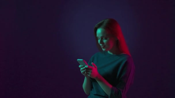 Uma Jovem Ruiva Com Sorriso Digita Uma Mensagem Smartphone Percorrendo — Vídeo de Stock