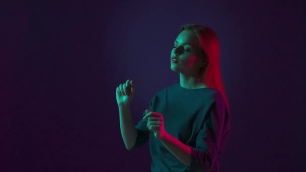 Genç Bir Kadın Parmağı Eliyle Görünmez Bir Ekranda Kayıyor Stüdyoda — Stok video