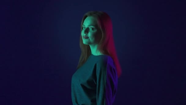 Stüdyoda Kızıl Saçlı Bir Kadının Mavi Arka Plandaki Pembe Yeşil — Stok video