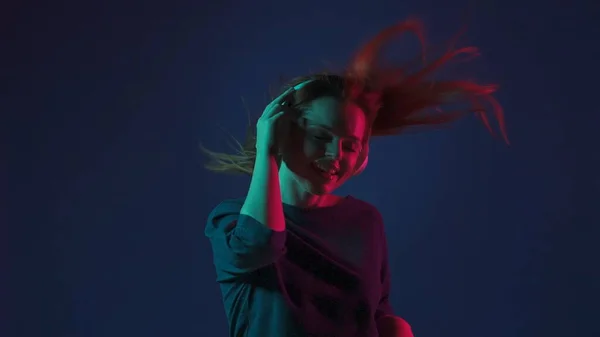 Młoda Rudowłosa Kobieta Białych Bezprzewodowych Słuchawkach Słucha Muzyki Tańczy Kobieta — Zdjęcie stockowe