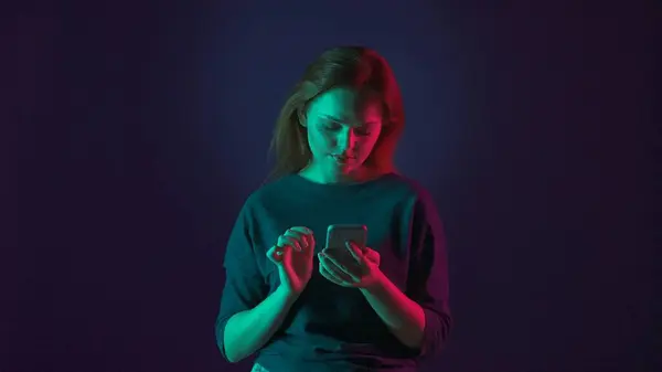 Молодая Рыжая Женщина Держит Руках Смартфон Смотрит Фотографии Видео Социальные — стоковое фото
