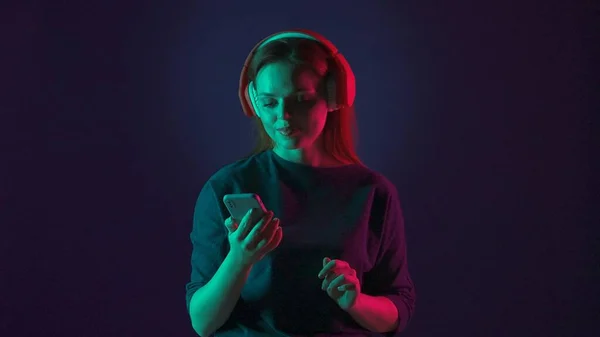 Женщина Красных Беспроводных Наушниках Использует Смартфон Слушать Музыку Женщина Студии — стоковое фото