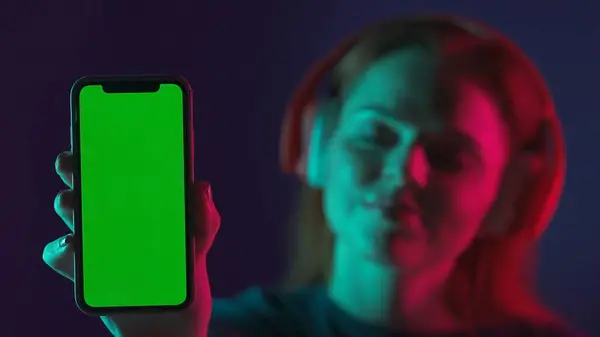 Groene Smartphone Scherm Close Hand Van Een Vrouw Met Een — Stockfoto