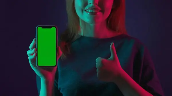 Smartphone Mit Grünem Bildschirm Frauenhand Studio Rosa Und Grünem Neonlicht — Stockfoto