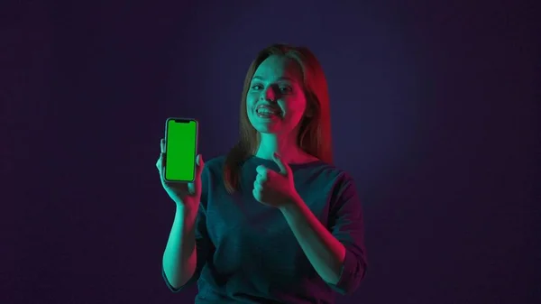 Frau Hält Smartphone Mit Grünem Bildschirm Und Zeigt Daumen Hoch — Stockfoto