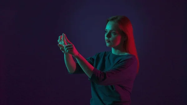 Молода Жінка Працює Невидимому Сенсорному Екрані Жінка Студії Синьому Фоні — стокове фото