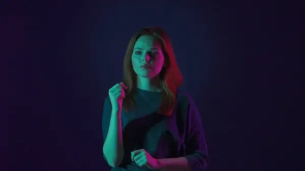 Eine Junge Frau Arbeitet Einem Unsichtbaren Touchscreen Eine Frau Atelier — Stockfoto