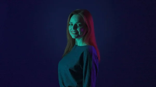 Seitenansicht Einer Rothaarigen Frau Einem Studio Vor Blauem Hintergrund Rosa — Stockfoto