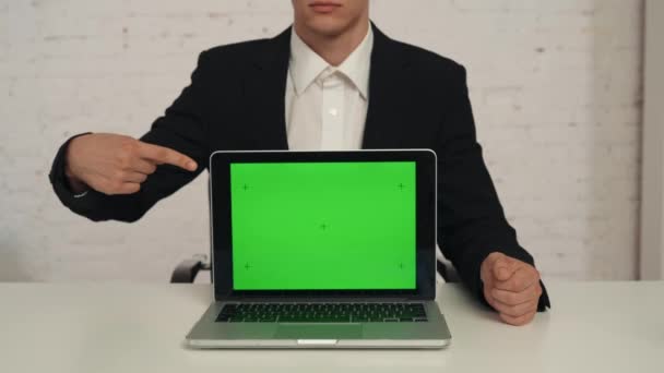 Närbild Detalj Video Ung Oigenkännlig Man Sitter Bakom Bärbar Dator — Stockvideo