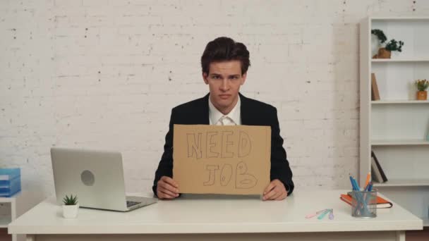 Ofisteki Masada Oturan Elinde Işe Ihtiyacı Olduğunu Söyleyen Bir Karton — Stok video