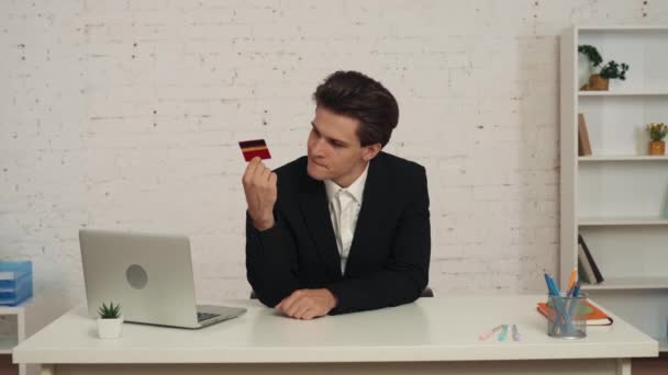Vídeo Médio Jovem Sentado Mesa Escritório Segurando Cartão Crédito Suas — Vídeo de Stock