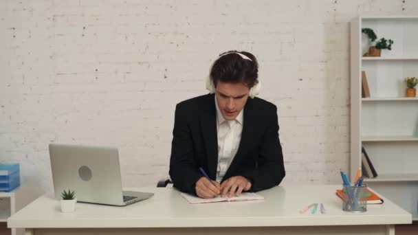 Medium Video Young Man Office Working His Laptop Taking Notes — Stock Video