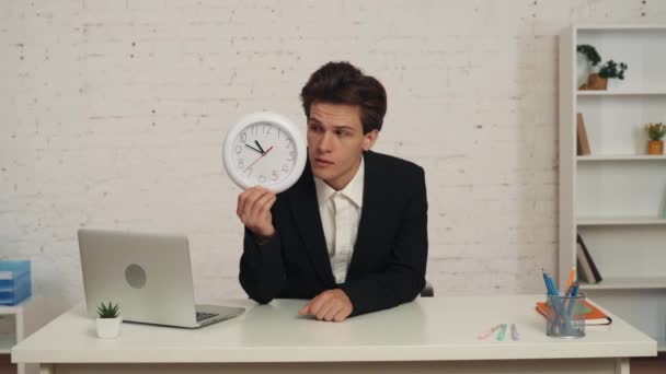 Vídeo Médio Jovem Sentado Mesa Escritório Segurando Relógio Mão Soltando — Vídeo de Stock