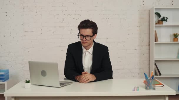 Střední Video Mladého Muže Sedícího Kanceláři Stolu Pracujícího Laptopu Sundá — Stock video