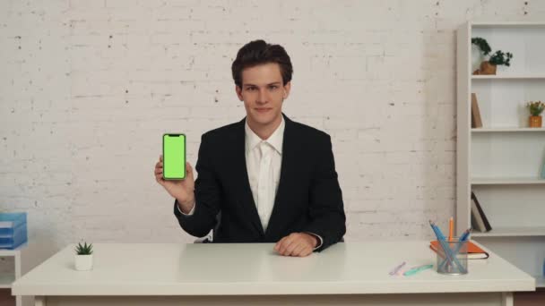 Średniej Jakości Filmik Młodego Człowieka Biurze Trzymającego Smartfona Reklam Makietą — Wideo stockowe