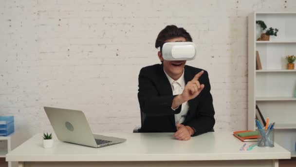 Vídeo Médio Jovem Escritório Usando Capacete Realidade Virtual Engrenagem Deslizamento — Vídeo de Stock