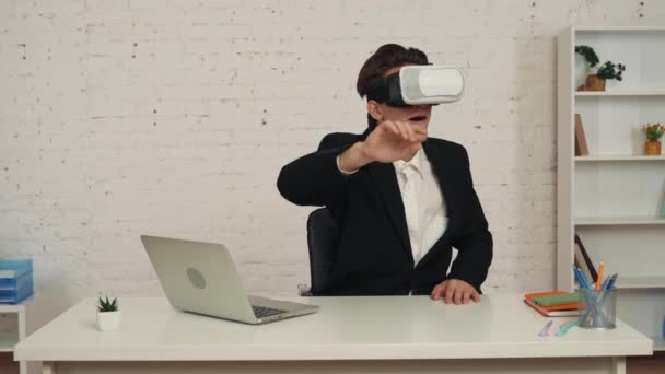 Vídeo Mediano Joven Una Oficina Con Casco Realidad Virtual Equipo — Vídeos de Stock