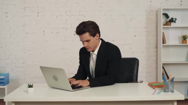 Średni Film Młodego Człowieka Biurze Pracującego Oglądającego Laptopa Odbierającego Wiadomość — Wideo stockowe