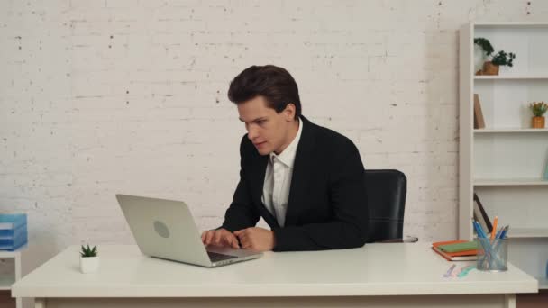 Середнє Відео Молодого Чоловіка Офісі Робота Перегляд Його Ноутбука Отримання — стокове відео