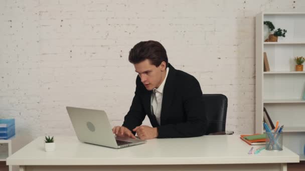 Ofiste Çalışan Bilgisayarına Bakan Mesaj Alan Iyi Haberlerle Bilgilendirme Yapan — Stok video