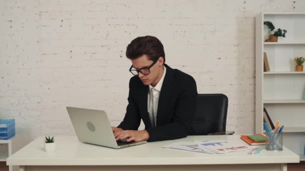 Masada Oturan Genç Bir Adamın Dizüstü Bilgisayarla Çalışırken Çekilmiş Orta — Stok video