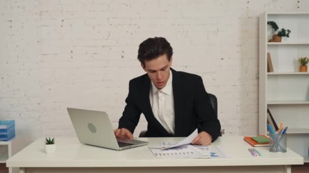 Vidéo Moyenne Jeune Homme Assis Dans Bureau Travaillant Sur Ordinateur — Video