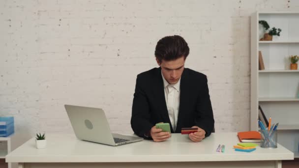 Середнє Відео Молодого Чоловіка Який Сидить Столом Тримає Смартфон Кредитну — стокове відео