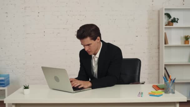 Medium Video Dari Seorang Pria Muda Duduk Meja Bekerja Pada — Stok Video