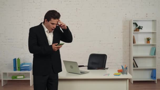 Середнє Відео Молодої Людини Офісі Тримає Смартфон Руці Отримує Повідомлення — стокове відео