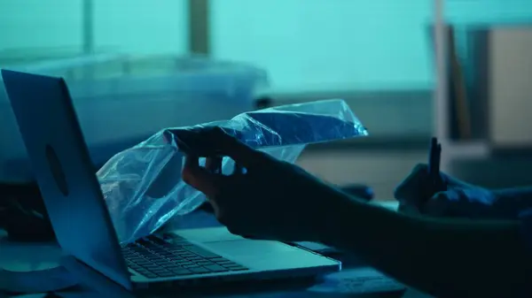 一名侦探 坐在审讯室的警察 在笔记本电脑上工作和从证据中研究一把刀的近照 真正的犯罪 记录片 创作内容 — 图库照片