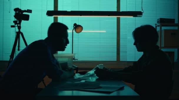 Vidéo Sur Silhouette Agresseur Prisonnier Assis Dans Salle Interrogatoire Devant — Video