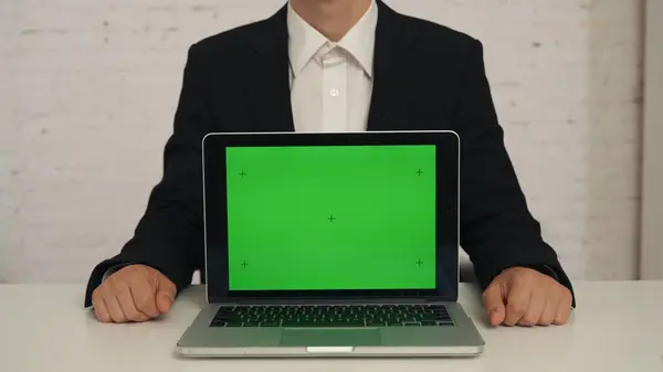 Detailní Záběr Mladého Nerozpoznatelného Muže Sedícího Stolem Laptopem Reklamní Plochou — Stock fotografie