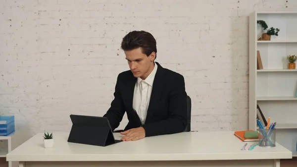 Средний Снимок Молодого Бизнесмена Сидящего Столом Офисе Работающего Над Планшетом — стоковое фото