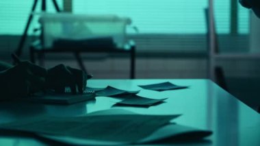 Bir şüphelinin, suçlunun, suçlunun, mahkumun ve sorgu odasında oturan bir dedektifin ellerinin detaylı videosunu çek. Gerçek suç, belgesel, yaratıcı.