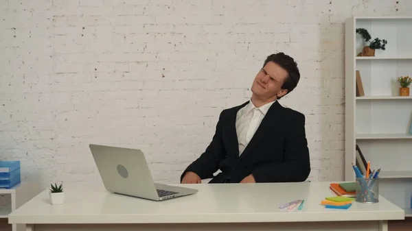Средний Снимок Молодого Человека Сидящего Столом Работающего Над Ноутбуком Растягивающего — стоковое фото