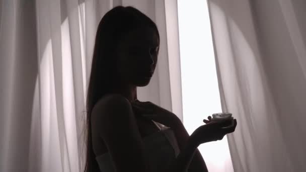 Μεσαία Όψη Βίντεο Μια Νεαρή Γυναίκα Σιλουέτα Τυλιγμένη Μια Πετσέτα — Αρχείο Βίντεο