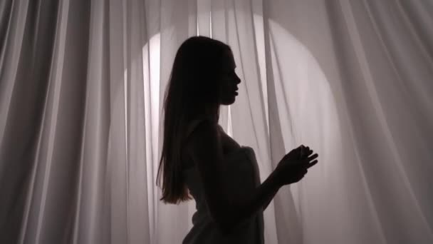 Średni Widok Boku Wideo Młodej Kobiety Sylwetka Owinięta Ręcznik Dotykający — Wideo stockowe