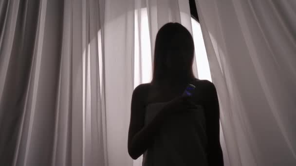 Średni Widok Przodu Wideo Młodej Kobiety Sylwetka Owinięta Ręcznik Przy — Wideo stockowe