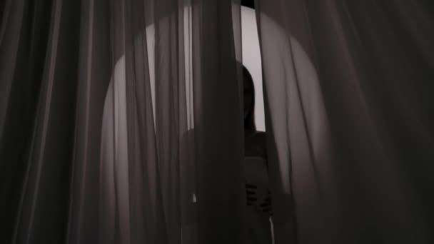 Video Medio Una Giovane Silhouette Femminile Che Arriva Dietro Tenda — Video Stock