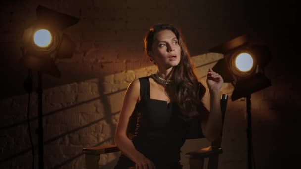Kinematografia Scena Filmowa Koncepcja Twórcza Kulisami Atrakcyjna Brunetka Czarnej Sukience — Wideo stockowe