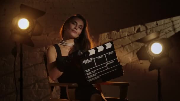 Cinématographie Plateau Cinéma Coulisses Concept Créatif Femme Brune Élégante Robe — Video