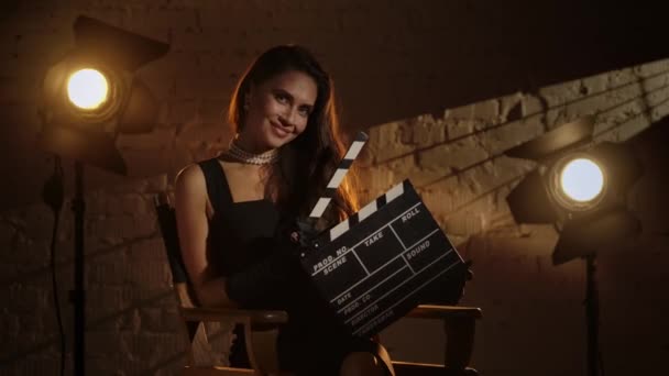 Sinematografi Sahne Arkası Yaratıcı Konsepti Siyah Elbiseli Zarif Esmer Kadın — Stok video