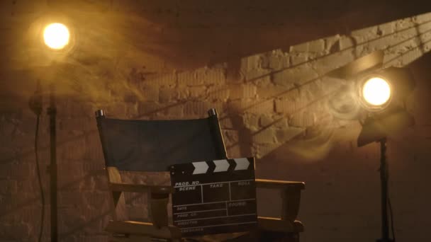 Sinematografi Sahne Arkası Yaratıcı Konsepti Yönetmenlerin Sandalyesinde Duran Yakın Çekim — Stok video