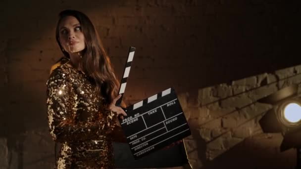 Кинематограф Киносцена Устанавливают Кулисами Творческую Концепцию Элегантная Брюнетка Золотом Платье — стоковое видео