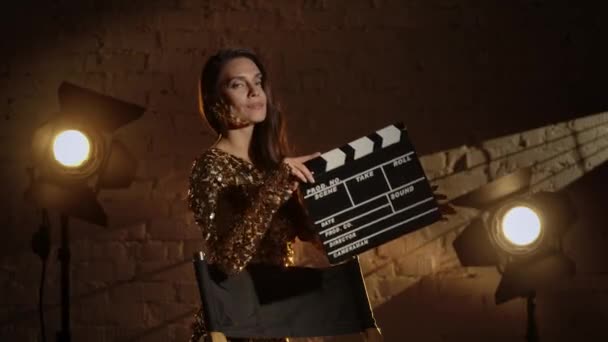 Sinematografi Sahne Arkası Yaratıcı Konsepti Altın Elbiseli Zarif Bir Kadın — Stok video