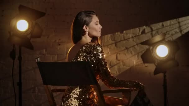 Кинематограф Киносцена Устанавливают Кулисами Творческую Концепцию Элегантная Брюнетка Золотом Платье — стоковое видео